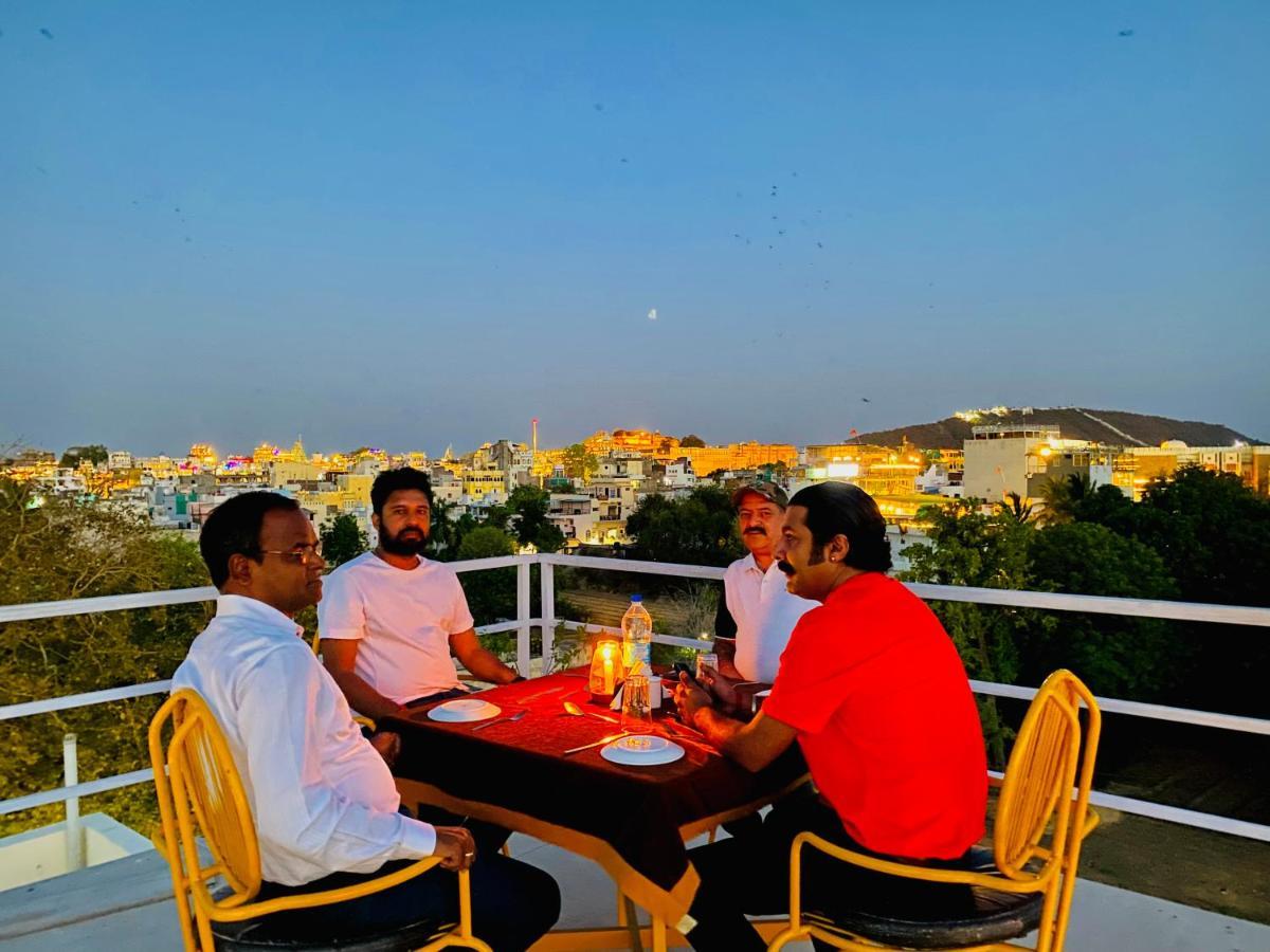 Haveli Jai Durga Udaipur Lake Facing With Swimming Pool Exterior photo